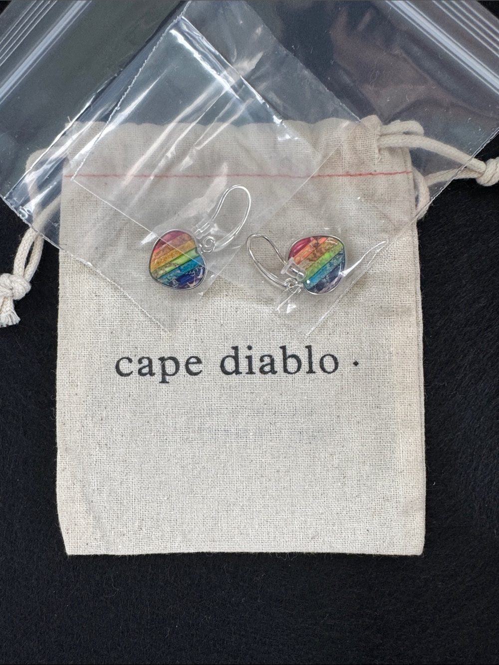 NWT Cape Diablo Silvertone Chakra Heart Earrings - Picture 2 of 4